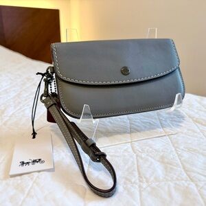 Coach NWT Ladies Glovetanned Leather Clutch in Heather Grey
